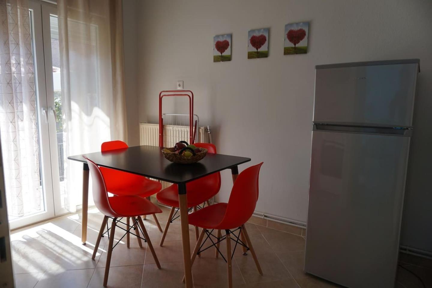 Seaside Family Apartment In Paralia Dionisiou Екстериор снимка
